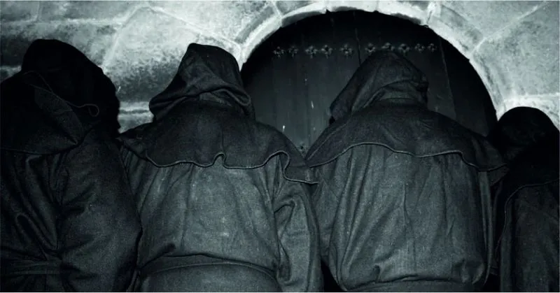 Penitentes en la Procesión de los Siete Pasos de Freixo de Espada à Cinta