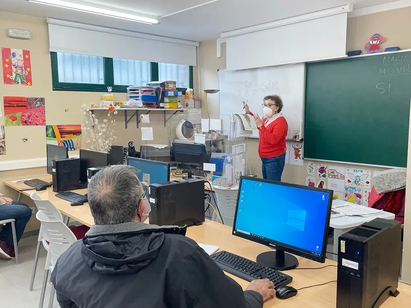Nuevo taller para mayores 'Me atrevo con la tecnología', en el Aula de Informática de Carbajosa 
