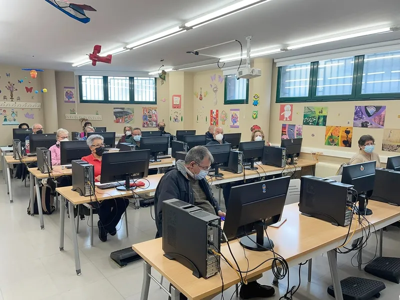Nuevo taller para mayores 'Me atrevo con la tecnología', en el Aula de Informática de Carbajosa 