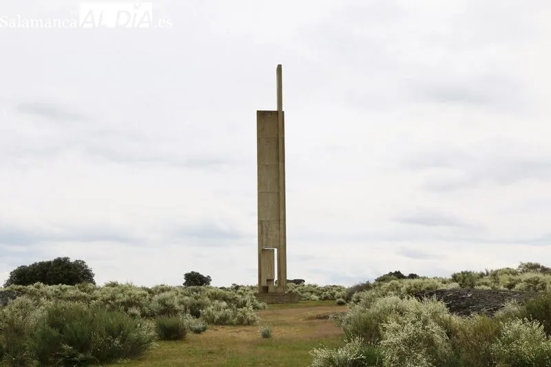 ‘Monumento a la democracia’ del escultor local Ángel Mateos / CORRAL