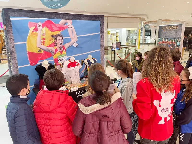 Foto 2 - Cerca de 500 escolares de Salamanca disfrutan de la exposici&oacute;n 'Leyendas del deporte'