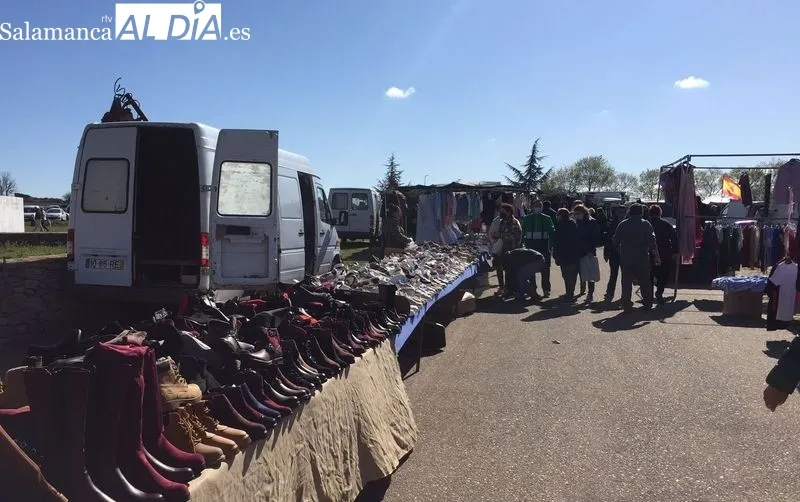Foto 11 - El mercadillo de Trabanca acoge una buena afluencia de p&uacute;blico este primer domingo de abril
