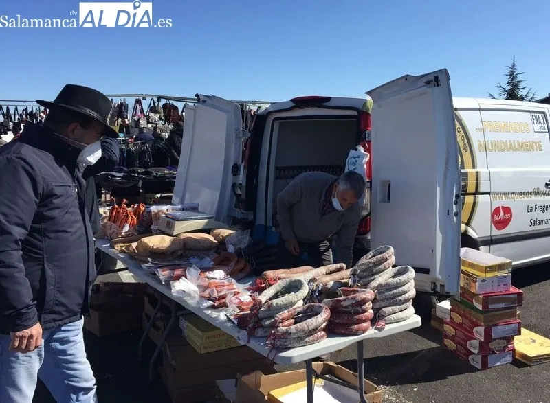 Foto 10 - El mercadillo de Trabanca acoge una buena afluencia de p&uacute;blico este primer domingo de abril