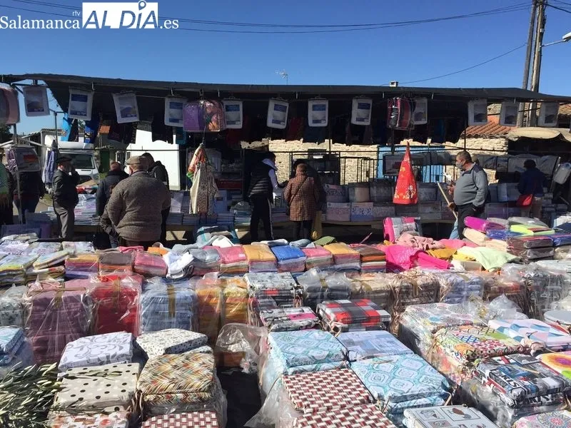 Foto 8 - El mercadillo de Trabanca acoge una buena afluencia de p&uacute;blico este primer domingo de abril