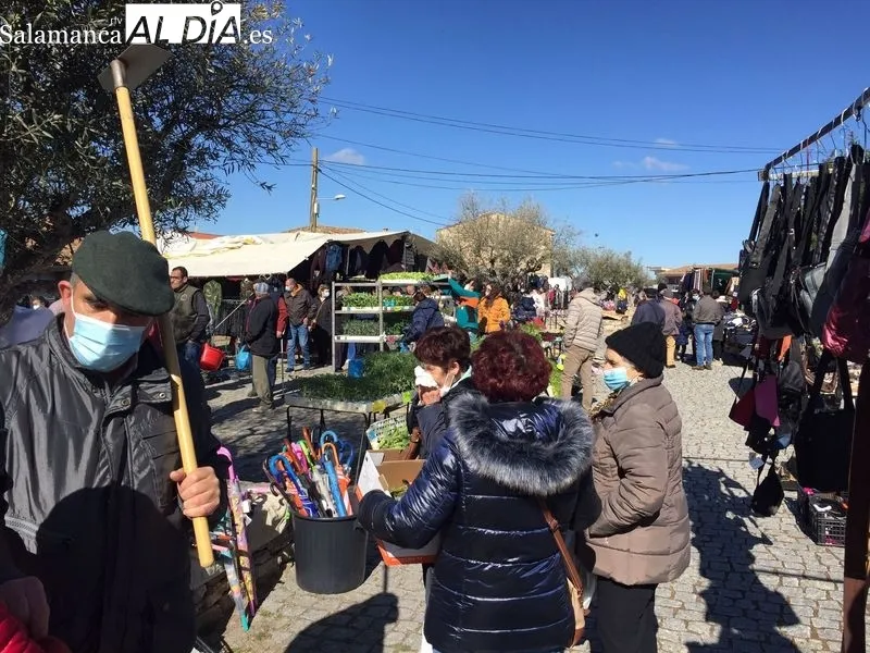 Foto 6 - El mercadillo de Trabanca acoge una buena afluencia de p&uacute;blico este primer domingo de abril