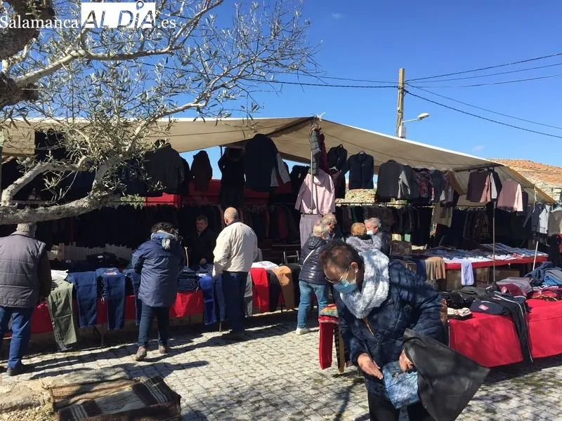 Foto 5 - El mercadillo de Trabanca acoge una buena afluencia de p&uacute;blico este primer domingo de abril