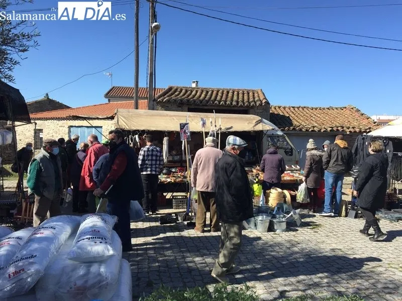 Foto 4 - El mercadillo de Trabanca acoge una buena afluencia de p&uacute;blico este primer domingo de abril
