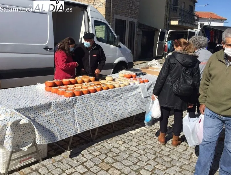 Foto 3 - El mercadillo de Trabanca acoge una buena afluencia de p&uacute;blico este primer domingo de abril