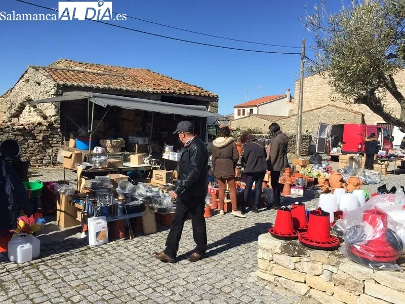 Foto 2 - El mercadillo de Trabanca acoge una buena afluencia de p&uacute;blico este primer domingo de abril