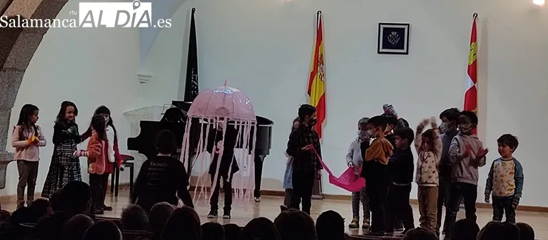Los pequeños de la escuela de música y danza José Lidón despliegan su arte