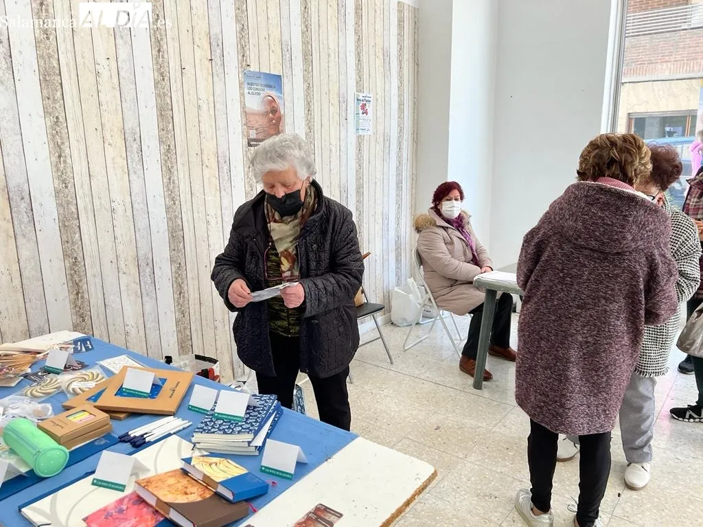 Foto 5 - Los albenses responden a la venta solidaria de plantas de Manos Unidas