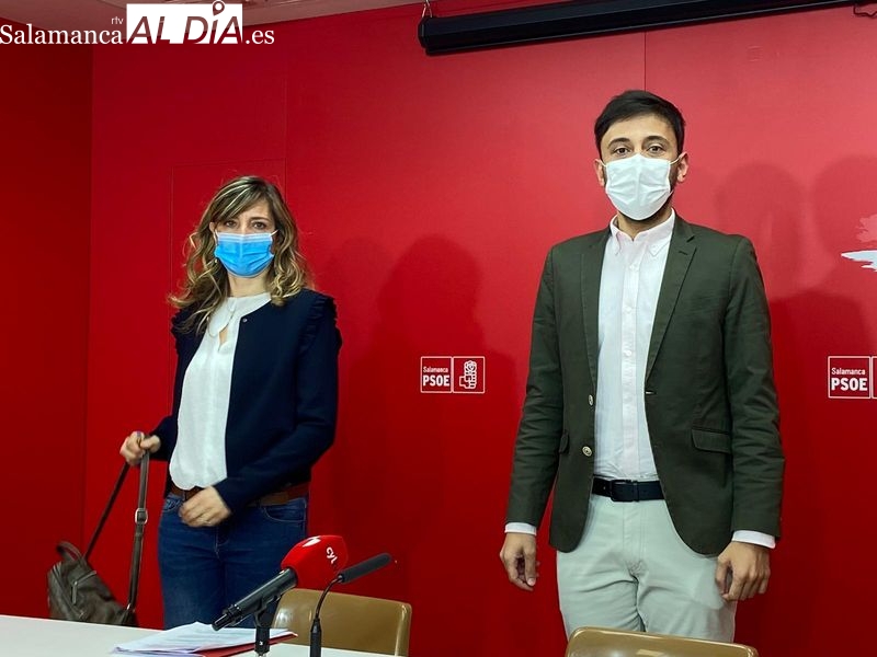 Cristina López y Fran Díaz en la sede del PSOE Salamanca 