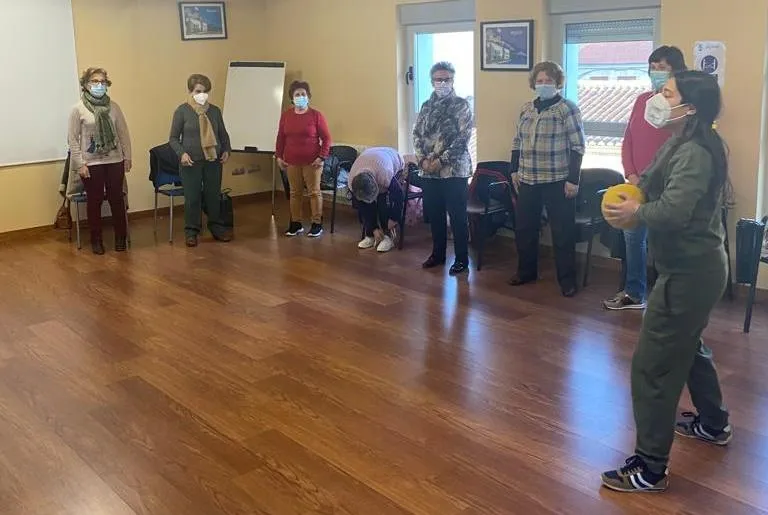 Foto 3 - Un grupo de 14 mujeres participa en un taller de musicoterapia al hilo del 8M