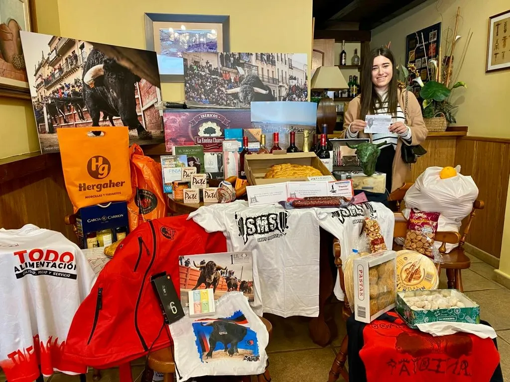 Foto 2 - Carnavaldeltoro.es entrega a su ganadora la Cesta del Toro del Antruejo