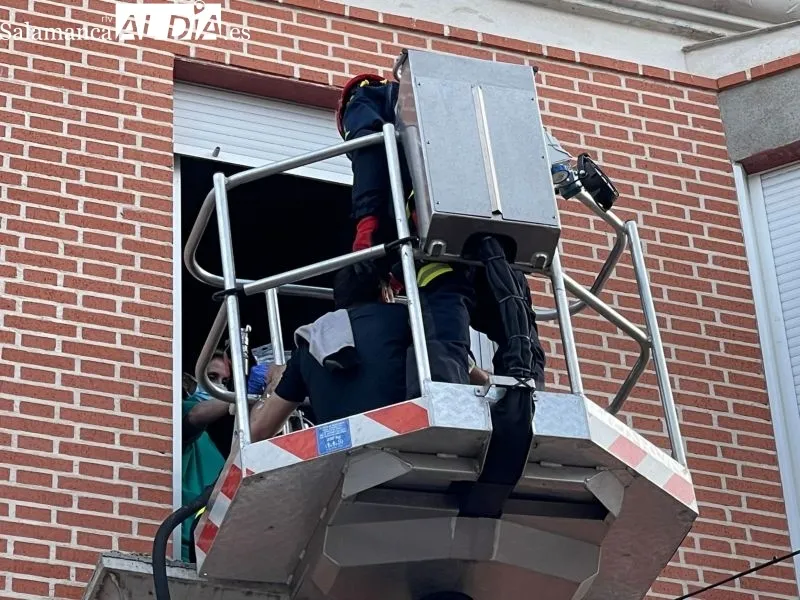 Rescate del hombre accidentado en un inmueble de la calle Carmen - RB