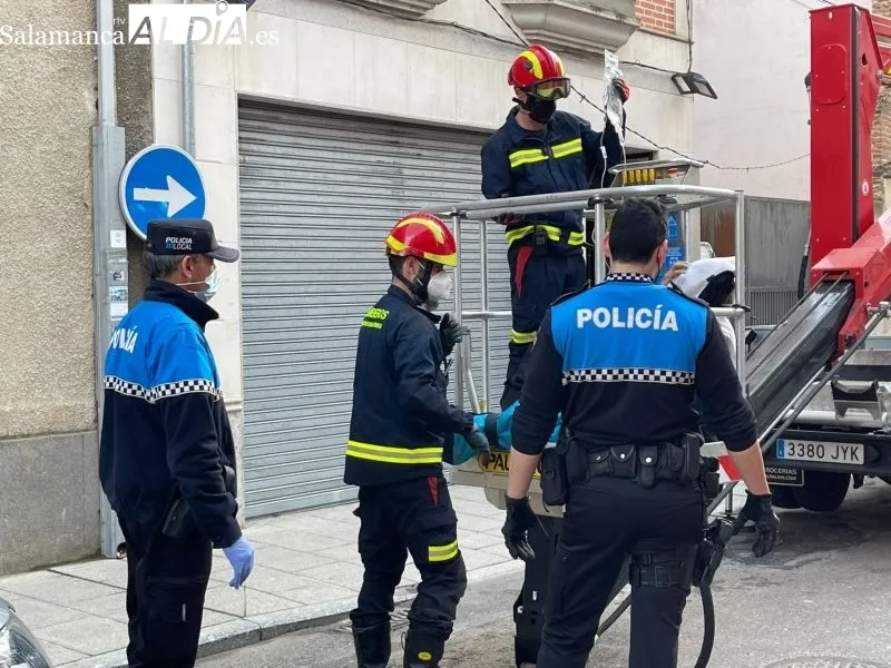 Rescate del hombre accidentado en un inmueble de la calle Carmen - RB