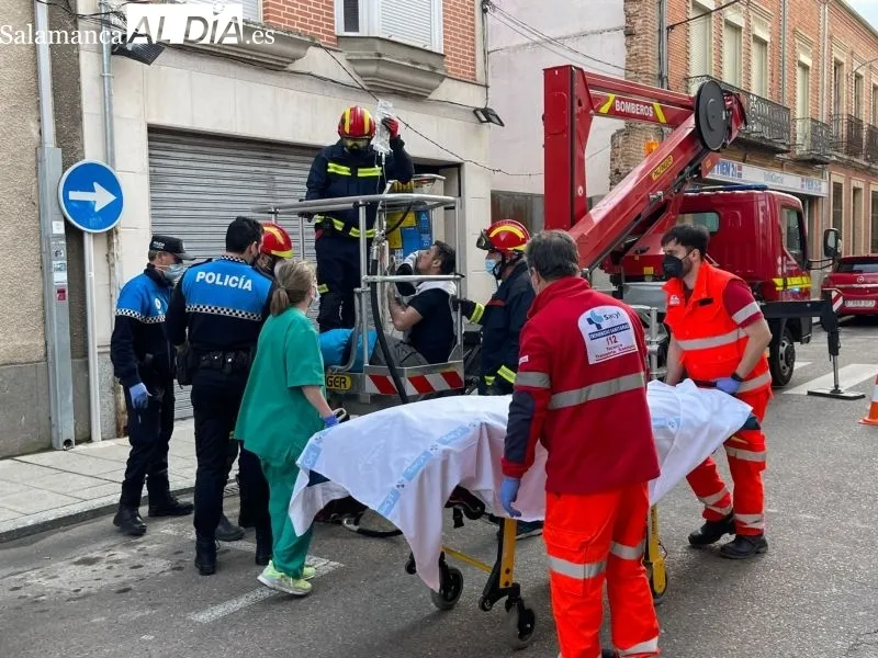Rescate del hombre accidentado en un inmueble de la calle Carmen - RB