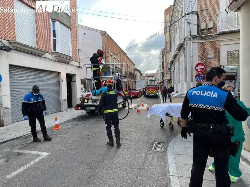 Rescate del hombre accidentado en un inmueble de la calle Carmen - RB