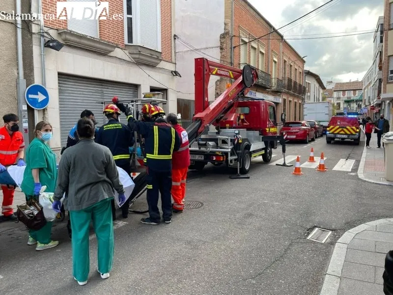 Rescate del hombre accidentado en un inmueble de la calle Carmen - RB