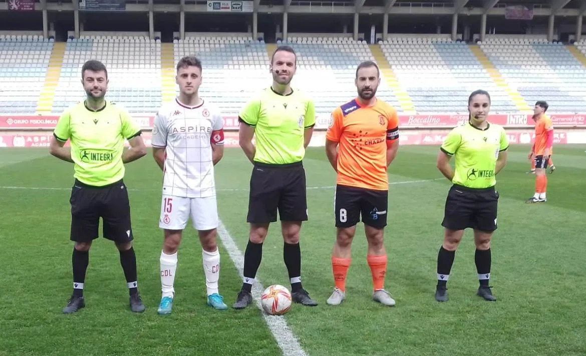 Foto 2 - El Ciudad Rodrigo marca 4 goles en el Reino de Le&oacute;n pero s&oacute;lo puede sacar un punto