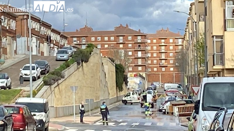 Foto 6 - El reventón de una tubería en la calle Linares obliga a cortar el tráfico y retirar un vehículo