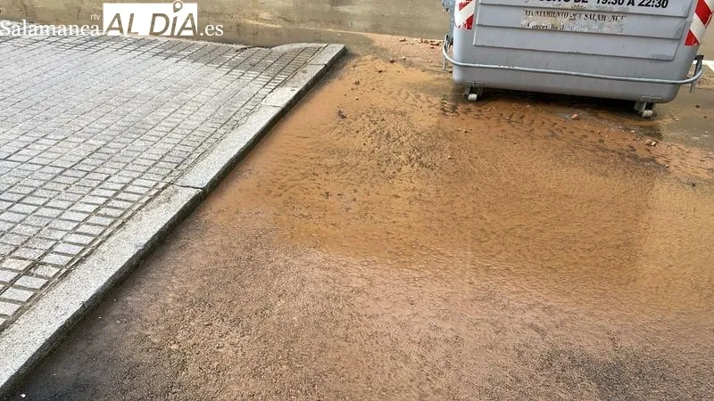 Foto 5 - El revent&oacute;n de una tuber&iacute;a en la calle Linares obliga a cortar el tr&aacute;fico y retirar un veh&iacute;culo