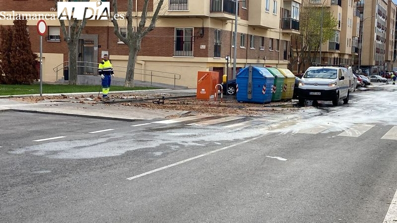 Foto 4 - El reventón de una tubería en la calle Linares obliga a cortar el tráfico y retirar un vehículo