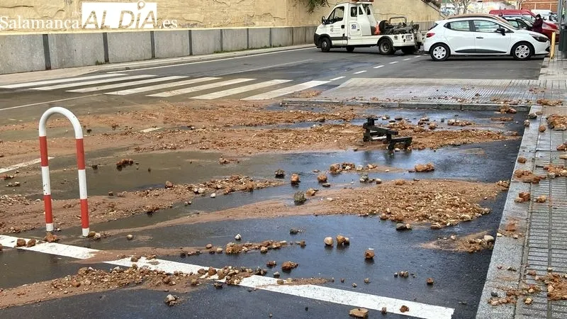 Foto 7 - El revent&oacute;n de una tuber&iacute;a en la calle Linares obliga a cortar el tr&aacute;fico y retirar un veh&iacute;culo