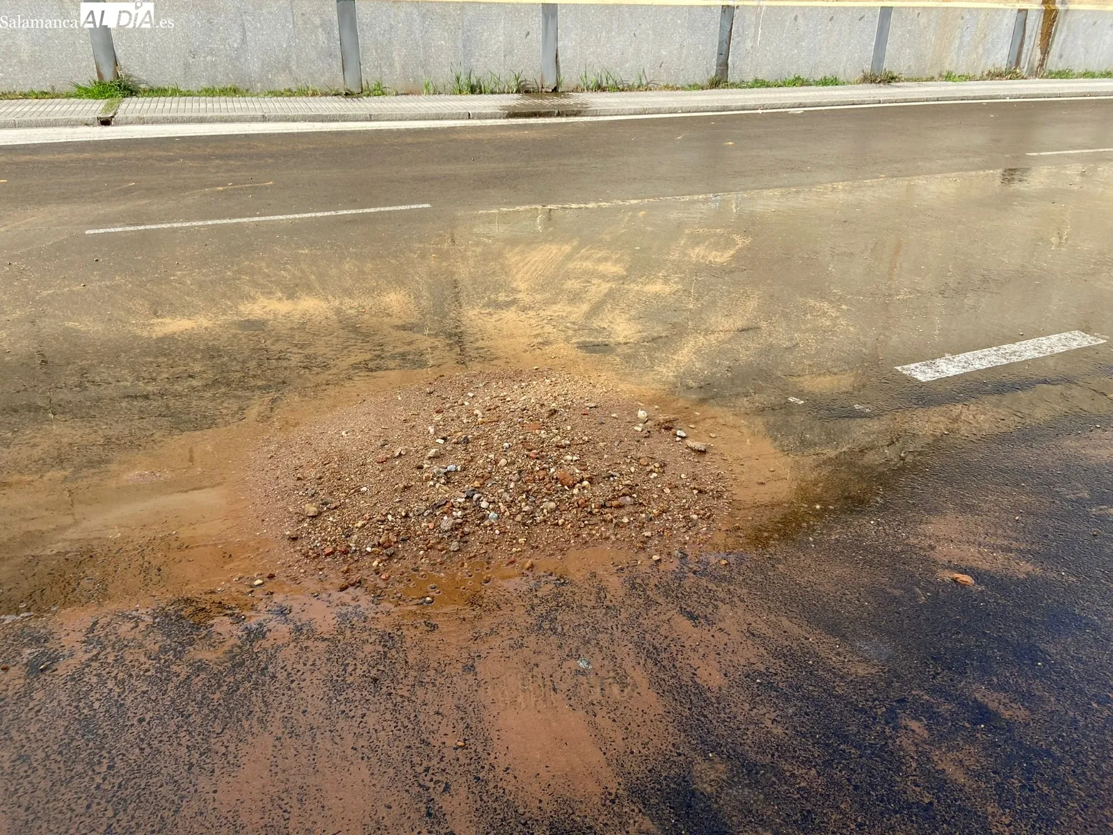 Foto 3 - El revent&oacute;n de una tuber&iacute;a en la calle Linares obliga a cortar el tr&aacute;fico y retirar un veh&iacute;culo