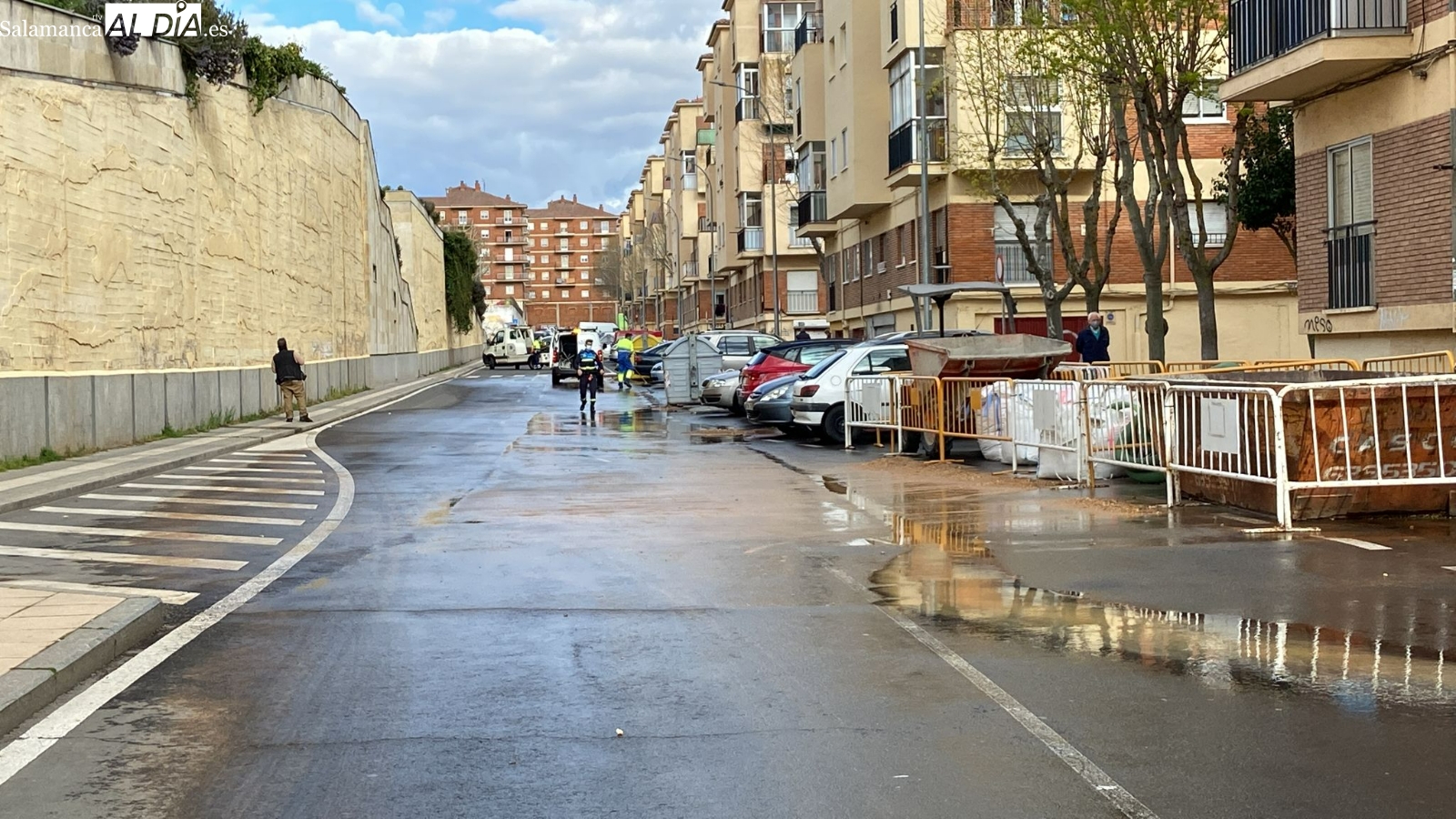Foto 2 - El reventón de una tubería en la calle Linares obliga a cortar el tráfico y retirar un vehículo