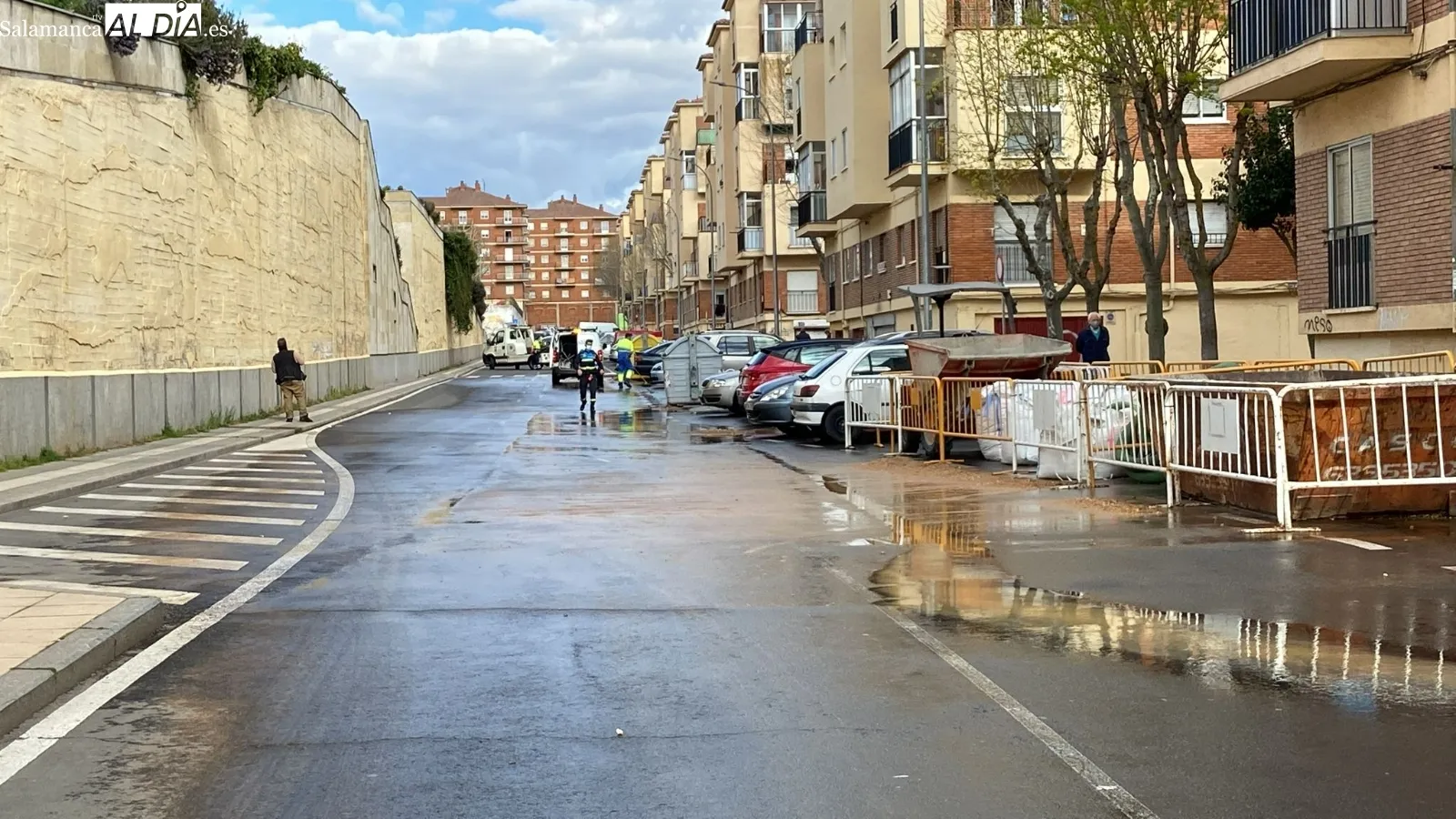 Foto 2 - El revent&oacute;n de una tuber&iacute;a en la calle Linares obliga a cortar el tr&aacute;fico y retirar un veh&iacute;culo