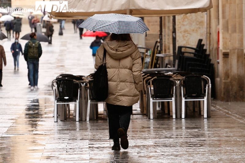 Una mujer con un paraguas por el centro de Salamanca | Foto: David Sañudo