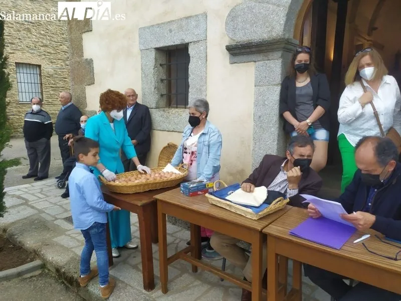 Tradicional subasta de los huevos del Cristo de Fuenterroble de Salvatierra - Kiko Robles