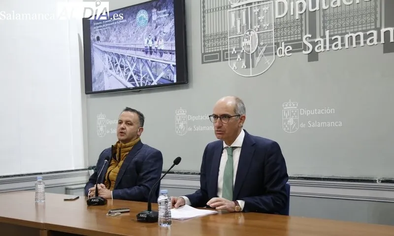 El presidente de la Diputación, Javier Iglesias (der.), y el diputado de Turismo, Javier García Hidalgo durante la rueda de prensa / FOTOS: DAVID SAÑUDO 