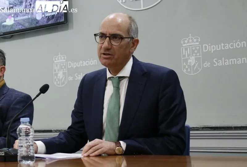 El presidente de la Diputación, Javier Iglesias (der.), y el diputado de Turismo, Javier García Hidalgo durante la rueda de prensa / FOTOS: DAVID SAÑUDO 