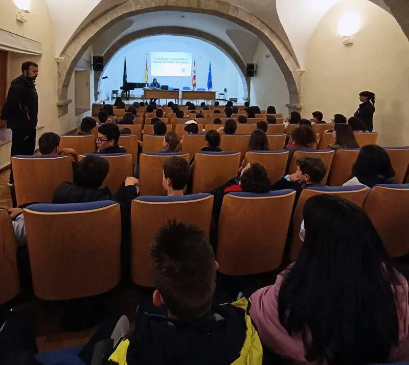 Foto 2 - Alumnos de la ciudad reciben consejos para detectar la violencia de g&eacute;nero   en las redes sociales