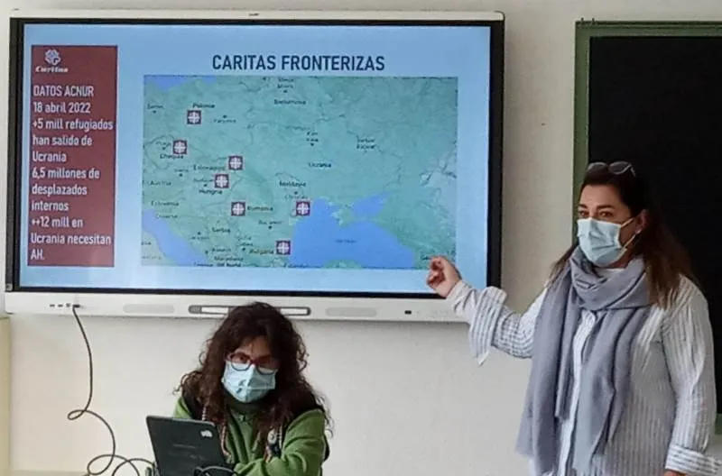 Foto 2 - C&aacute;ritas ofrece una charla al hilo del mercadillo organizado por IES Tierras del Abadengo