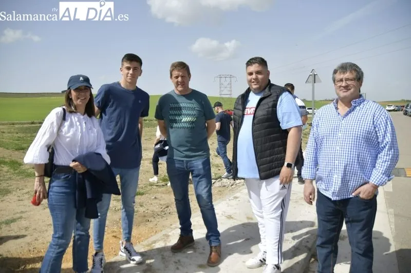 Foto 8 - El buen tiempo anima a los salmantinos a no quedarse en casa y llenar las gradas