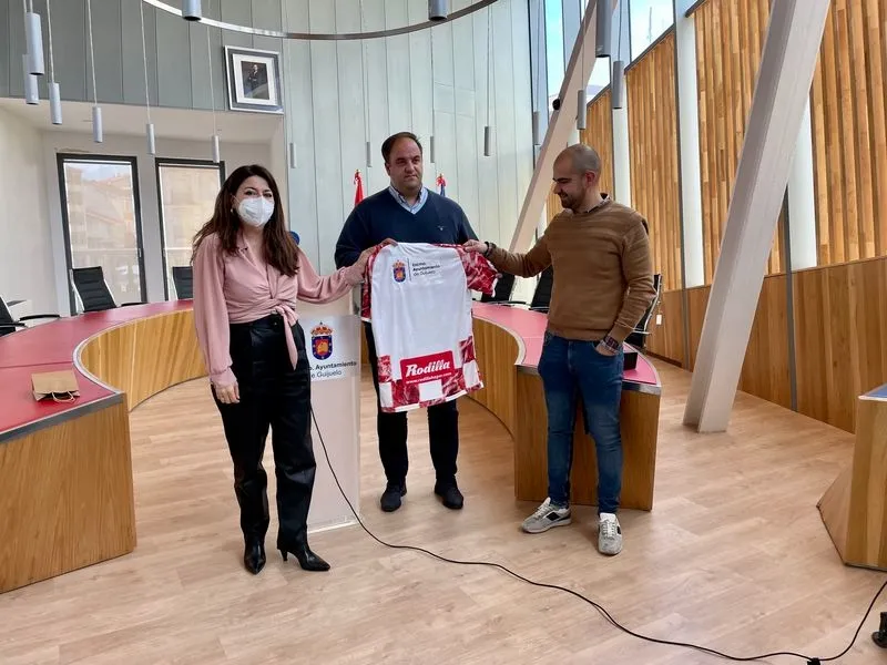 Foto 2 - El Ayuntamiento felicita al CD Guijuelo por su reci&eacute;n logrado ascenso 