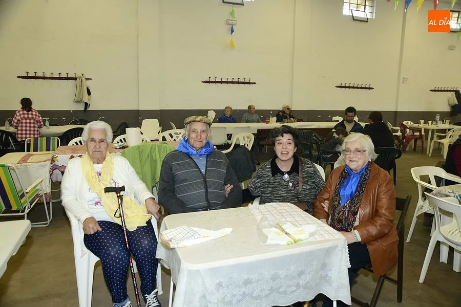 Paisanos y familiares volvieron a juntarse en la comida popular de las fiestas/ Rep. Gráfico: Adrián M.Pastor