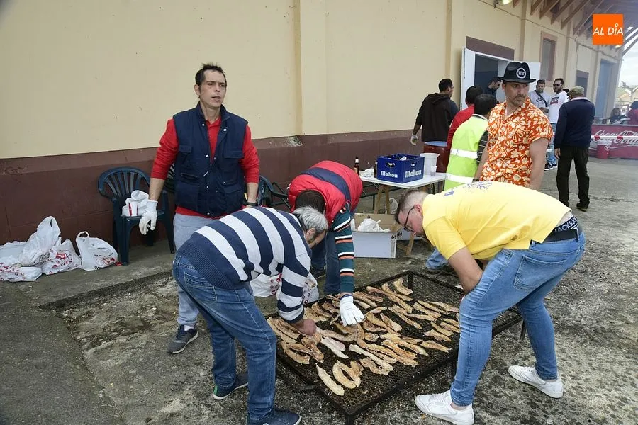 Paisanos y familiares volvieron a juntarse en la comida popular de las fiestas/ Rep. Gráfico: Adrián M.Pastor