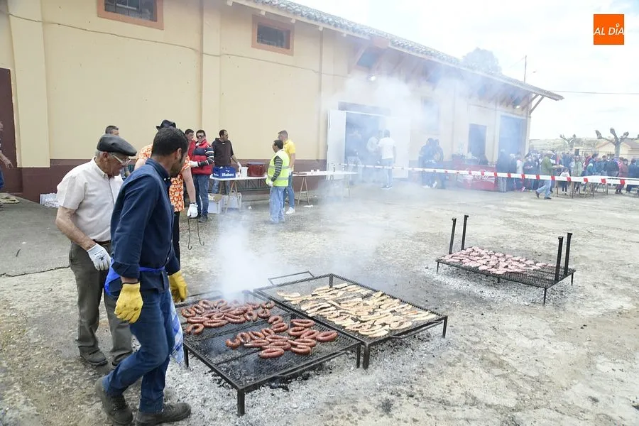 Paisanos y familiares volvieron a juntarse en la comida popular de las fiestas/ Rep. Gráfico: Adrián M.Pastor