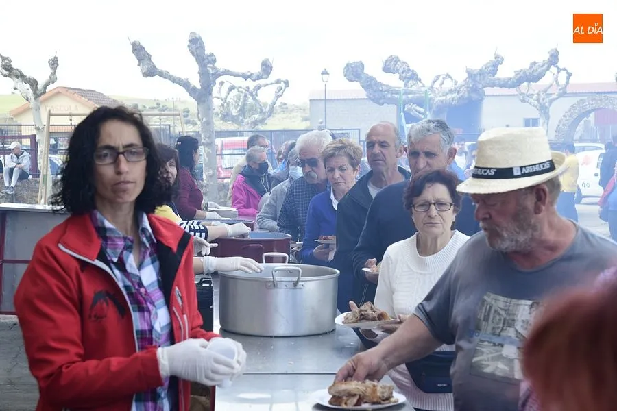 Paisanos y familiares volvieron a juntarse en la comida popular de las fiestas/ Rep. Gráfico: Adrián M.Pastor