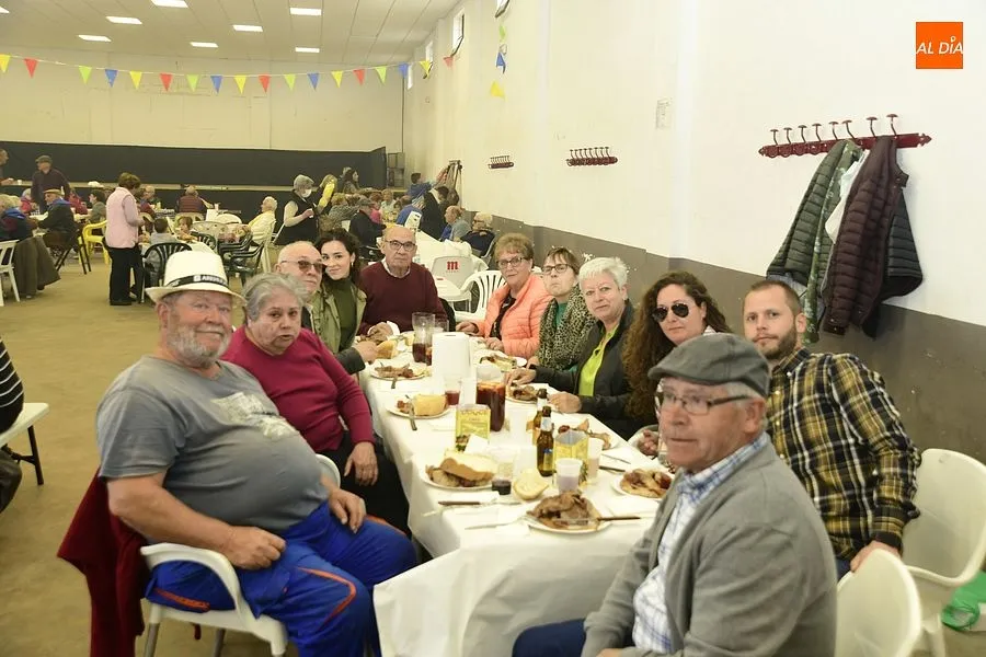 Paisanos y familiares volvieron a juntarse en la comida popular de las fiestas/ Rep. Gráfico: Adrián M.Pastor