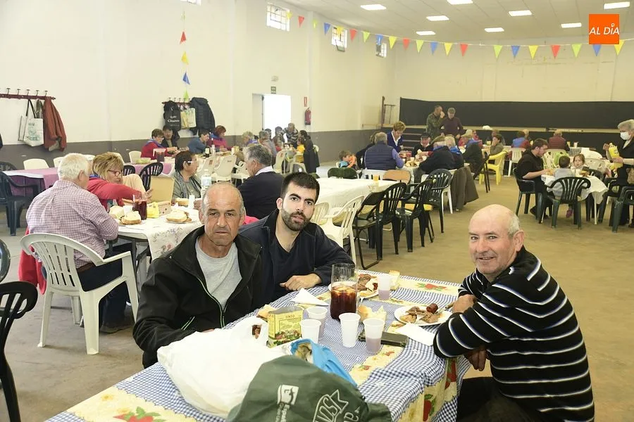 Paisanos y familiares volvieron a juntarse en la comida popular de las fiestas/ Rep. Gráfico: Adrián M.Pastor