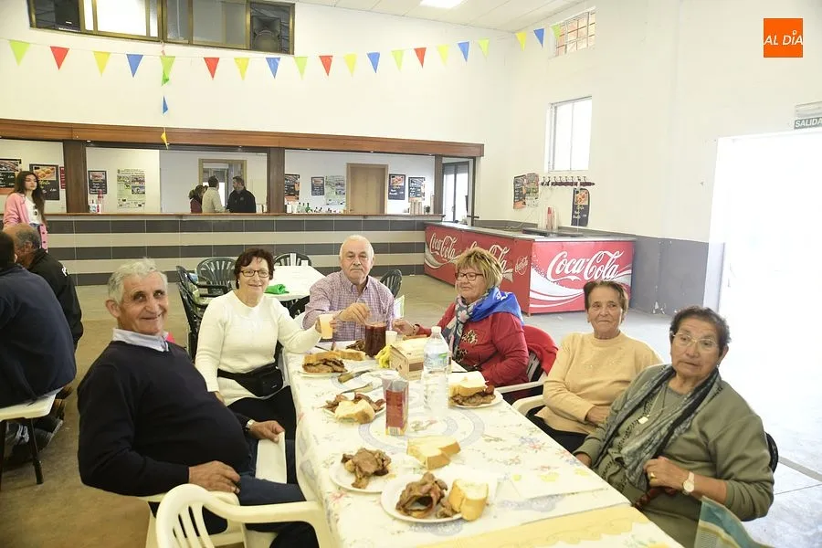 Paisanos y familiares volvieron a juntarse en la comida popular de las fiestas/ Rep. Gráfico: Adrián M.Pastor