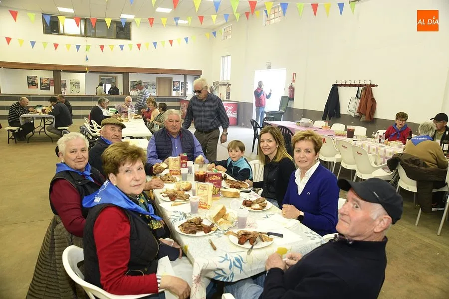 Paisanos y familiares volvieron a juntarse en la comida popular de las fiestas/ Rep. Gráfico: Adrián M.Pastor