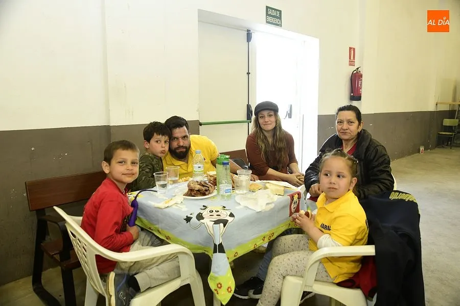 Paisanos y familiares volvieron a juntarse en la comida popular de las fiestas/ Rep. Gráfico: Adrián M.Pastor