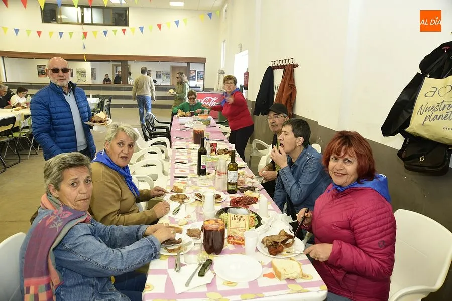 Paisanos y familiares volvieron a juntarse en la comida popular de las fiestas/ Rep. Gráfico: Adrián M.Pastor