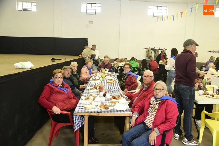 Paisanos y familiares volvieron a juntarse en la comida popular de las fiestas/ Rep. Gráfico: Adrián M.Pastor